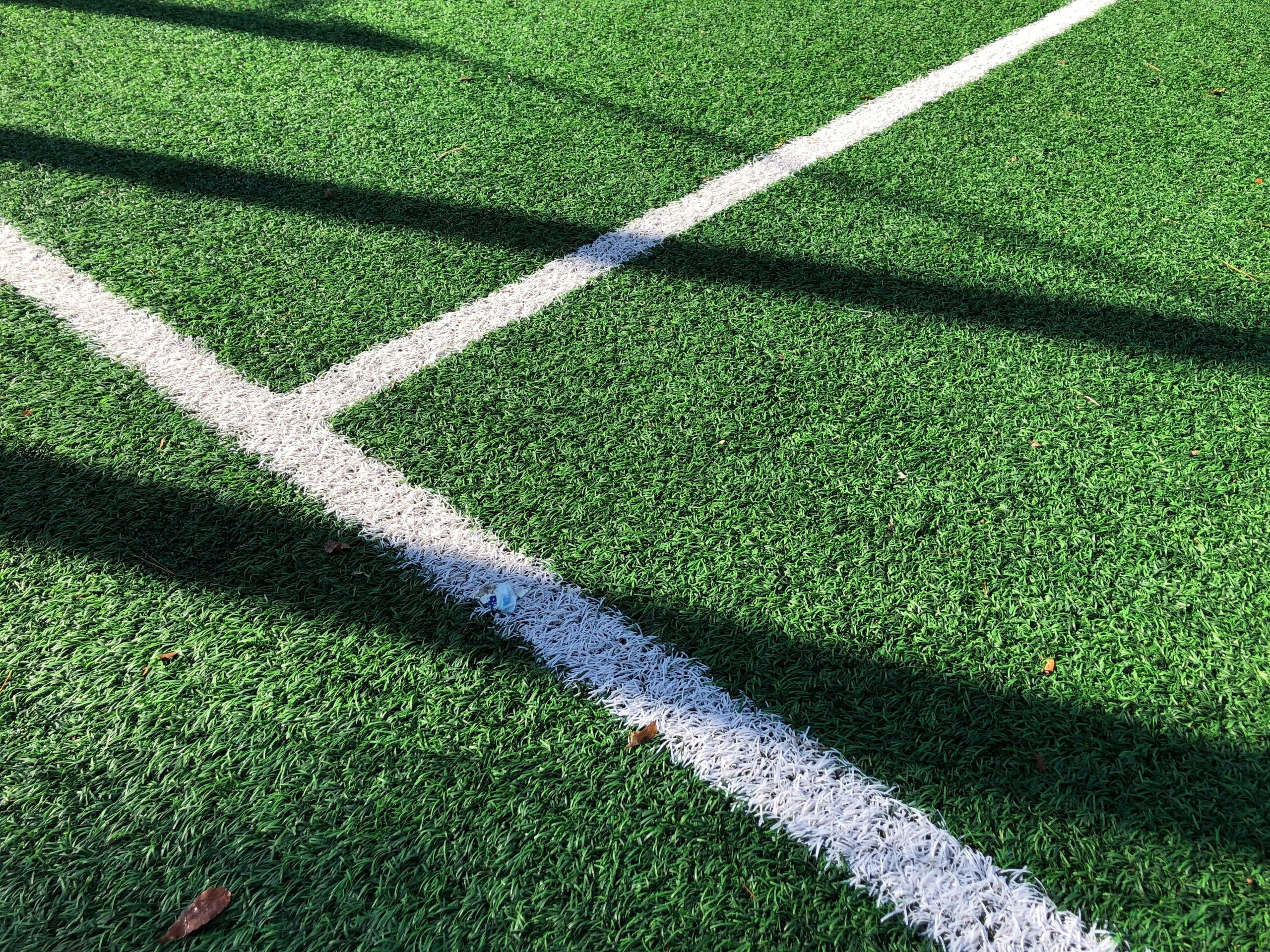 Травяной корт. Автополив газона. Green grass Court background. Sports fields. Sport field